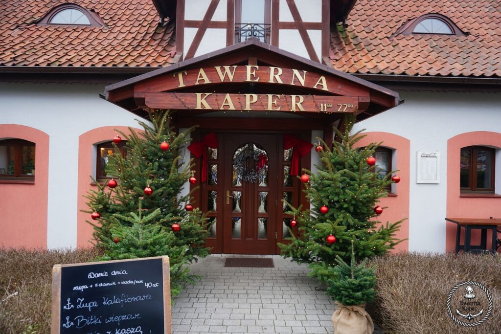 Świąteczny wystrój w Tawerna Kaper, wejście główne