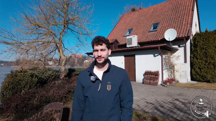 Dzień Kobiet Tawerna Kaper – Szymon Dzik składa życzenia w imieniu zespołu na nagraniu w słonecznej scenerii.