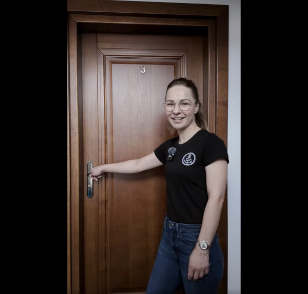 Spacer po hotelu Kaper – Asia oprowadza po wnętrzach hotelu w Iławie, pokazując pokoje, korytarze oraz widok na panoramę miasta.