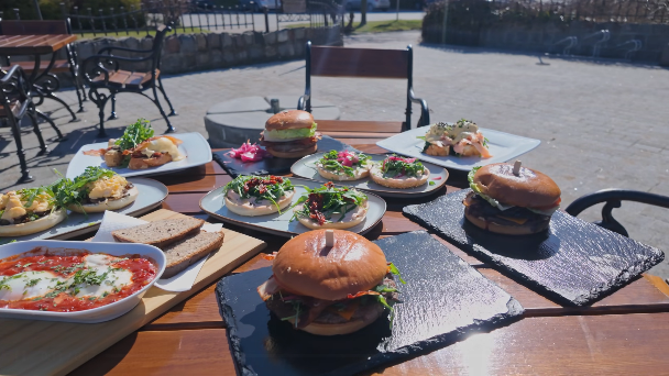 Szkolenie kulinarne w Tawernie Kaper – przykładowe dania i kompozycje na talerzach oraz burgery, przygotowane podczas warsztatów kuchni.