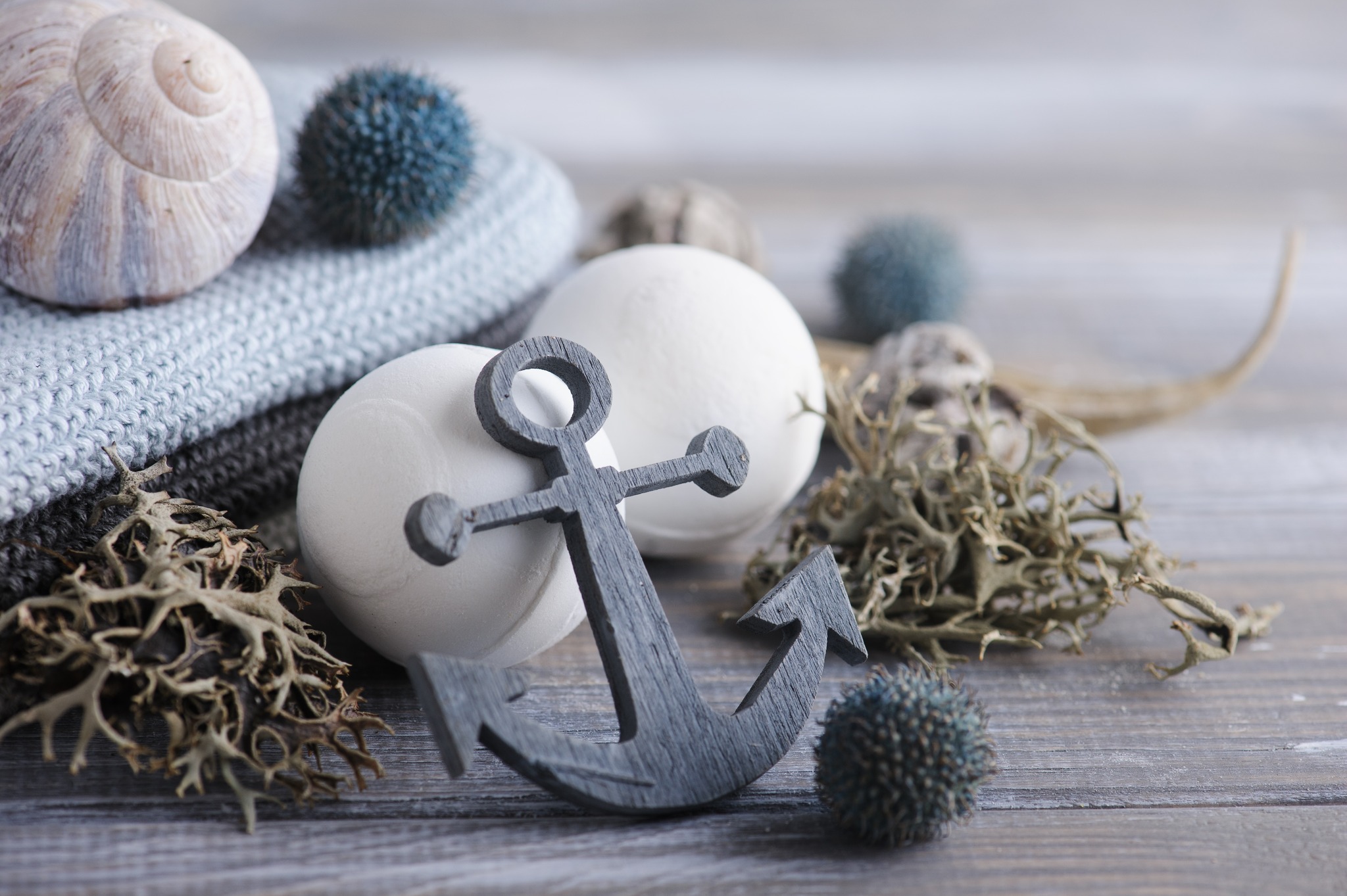 Godziny otwarcia Tawerna Kaper Wielkanoc – świąteczna grafika z marynistyczną kotwicą i dekoracjami, użyta w komunikacie o otwarciu restauracji.