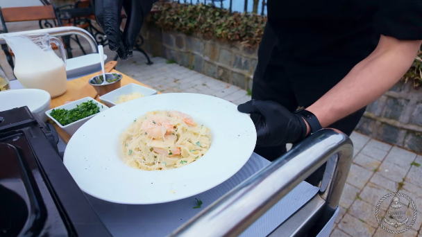 Tagliatelle z krewetkami w Tawernie Kaper podawane z widokiem na Jeziorak
