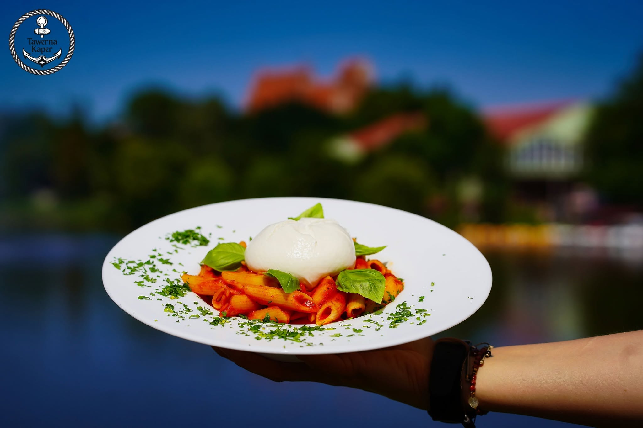 Makaron z burratą w Kaperze podany w sosie pomidorowo-paprykowym jako nowość w menu Tawerny Kaper